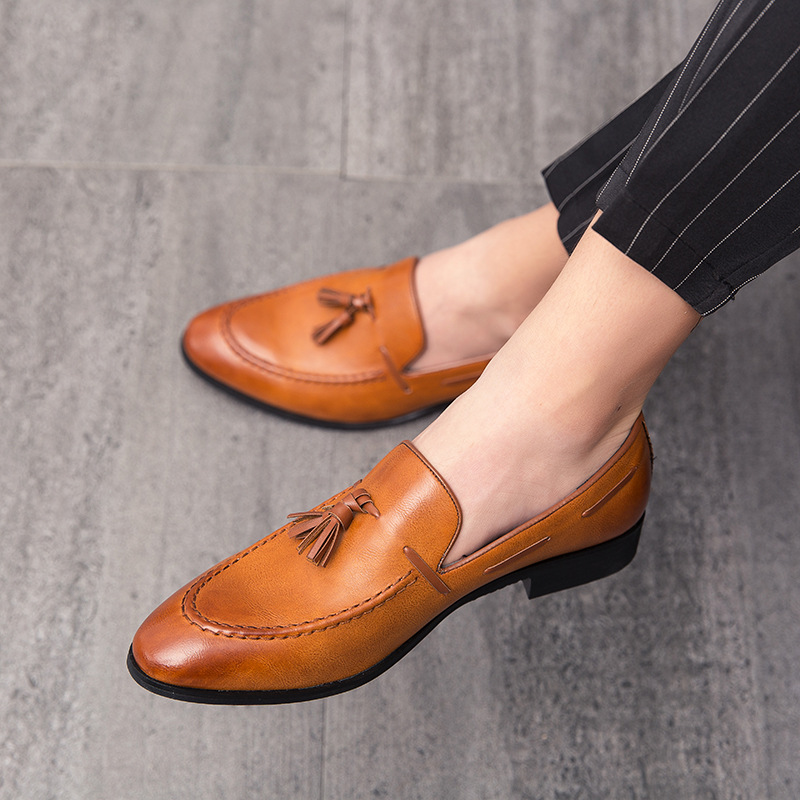 Men's formal tassel loafers in black leather, offering comfortable slip-on style for dressy occasions.