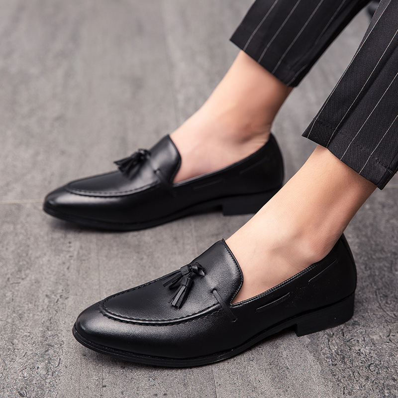High-quality men's tassel loafers, comfortable slip-on dress shoes for everyday or formal events.