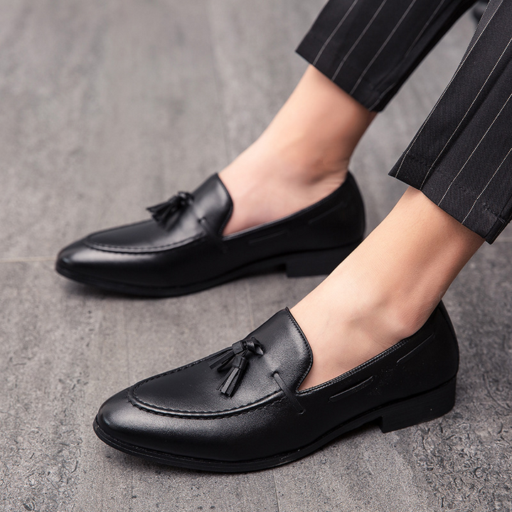 High-quality men's tassel loafers, comfortable slip-on dress shoes for everyday or formal events.