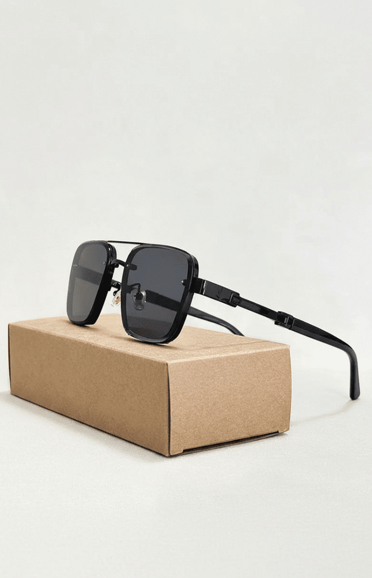 Versatile unisex aviator sunglasses, classic metal frame, ideal fashion accessory for outdoor adventures, UV400 protected.