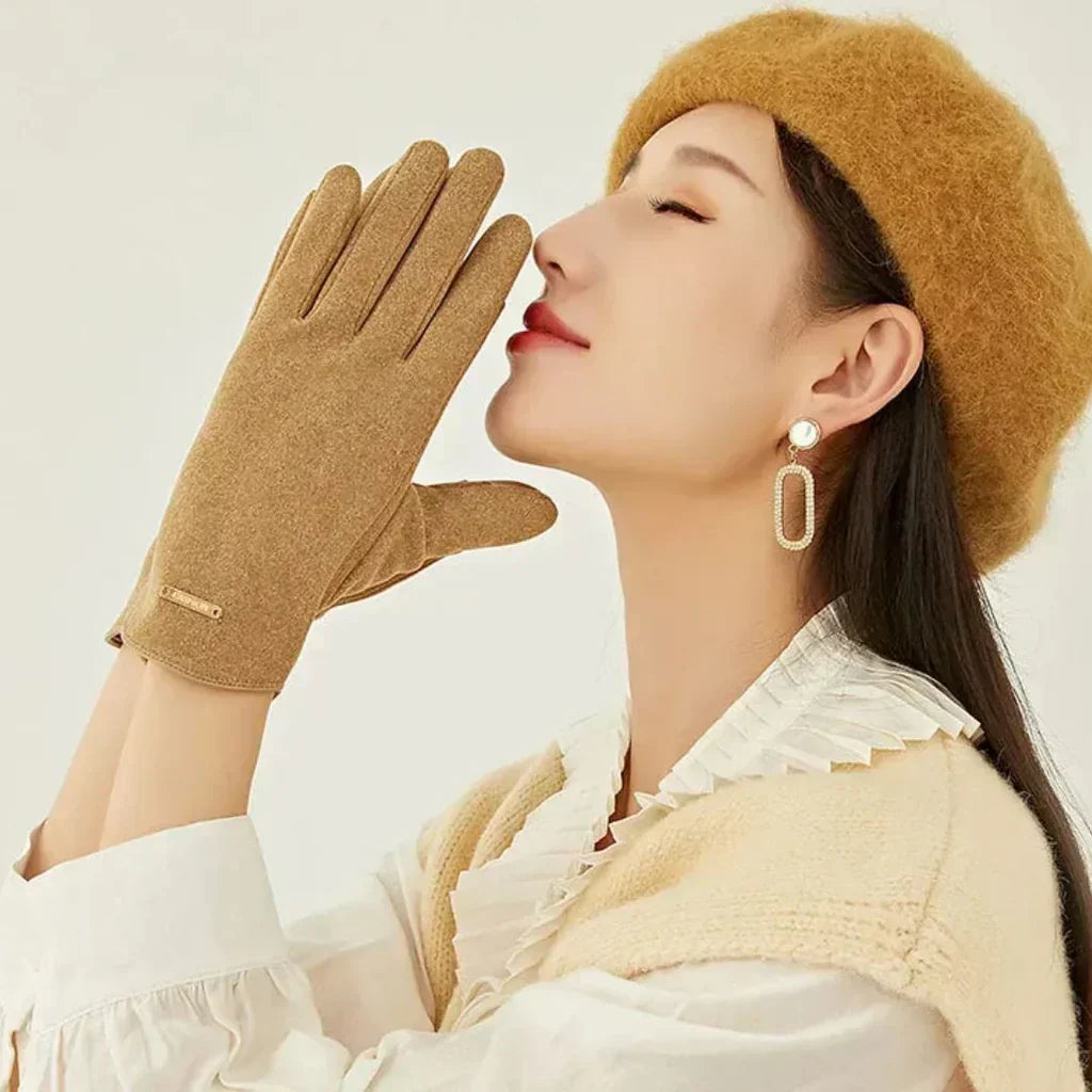 Must-have women's warm touchscreen gloves for smartphone users.