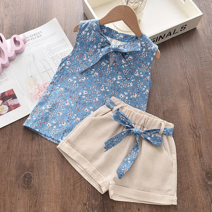 Completo a fiori bambina estivo, blusa floreale e pantaloni eleganti, design vivace e confortevole per avventure estive.