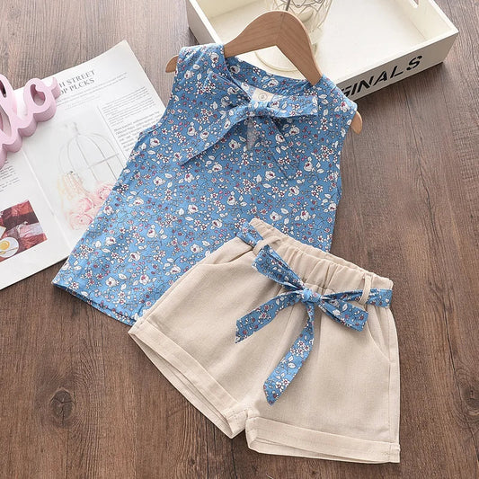 Completo a fiori bambina estivo, blusa floreale e pantaloni eleganti, design vivace e confortevole per avventure estive.