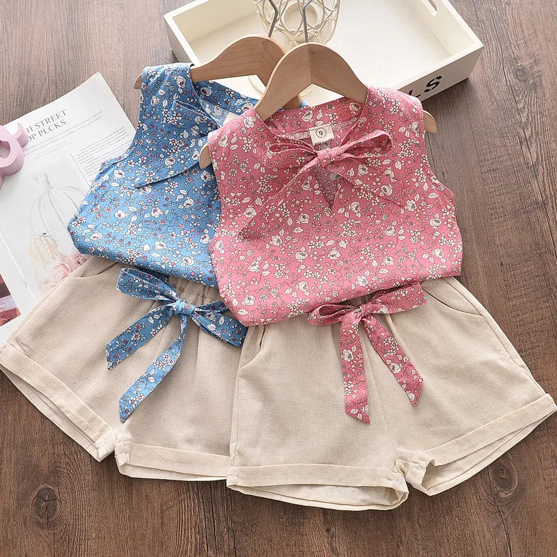 Completo a fiori bambina estivo, blusa floreale e pantaloni eleganti, design vivace e confortevole per avventure estive.