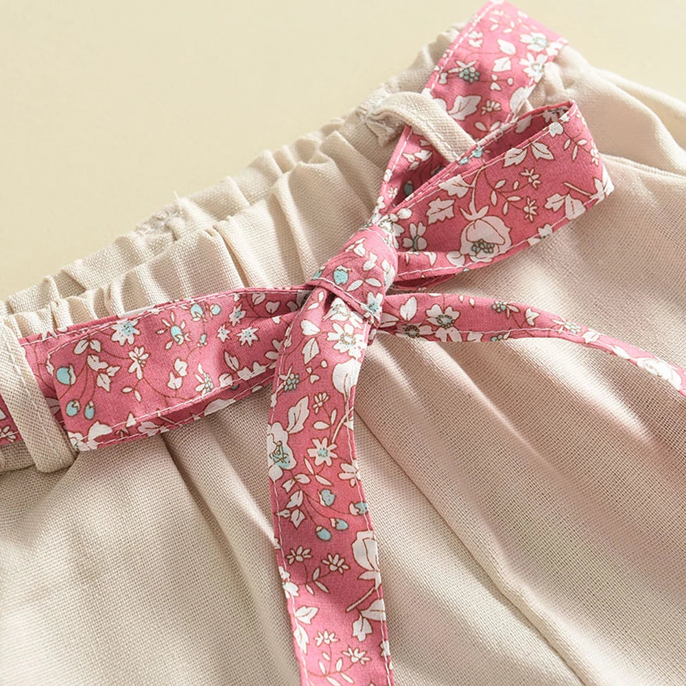 Completo a fiori bambina estivo, blusa floreale e pantaloni eleganti, design vivace e confortevole per avventure estive.