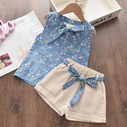 Completo a fiori bambina estivo, blusa floreale e pantaloni eleganti, design vivace e confortevole per avventure estive.