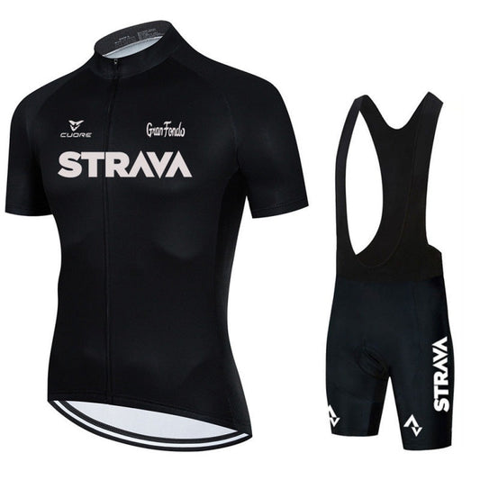 "Completo ciclismo uomo con maglia nera e pantaloncini con bretelle, design aerodinamico e traspirante, vista frontale."