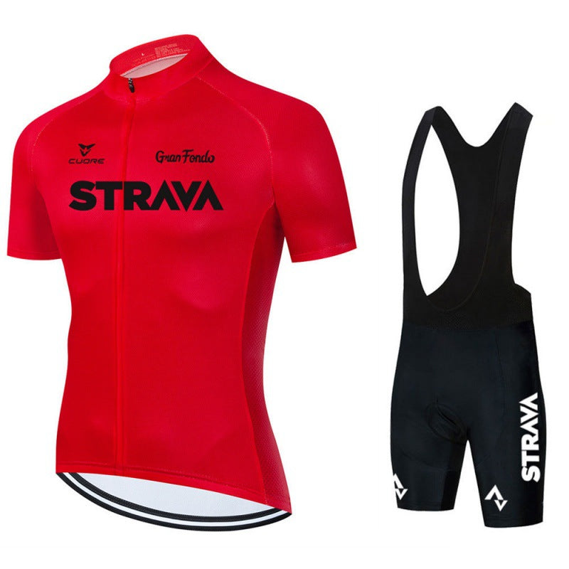 "Completo ciclismo uomo con maglia nera e pantaloncini con bretelle, design aerodinamico e traspirante, vista frontale."