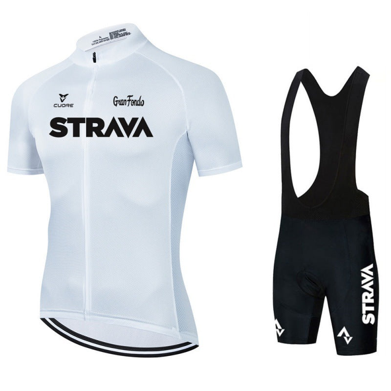 "Completo ciclismo uomo con maglia nera e pantaloncini con bretelle, design aerodinamico e traspirante, vista frontale."