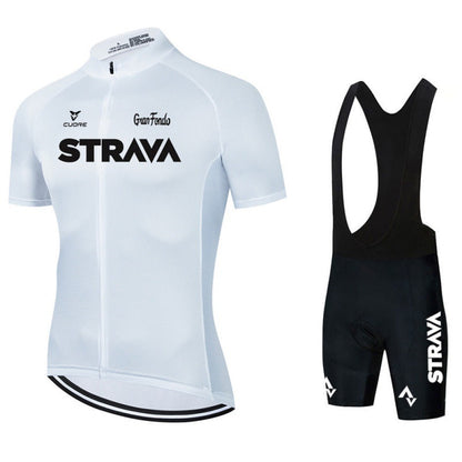 "Completo ciclismo uomo con maglia nera e pantaloncini con bretelle, design aerodinamico e traspirante, vista frontale."