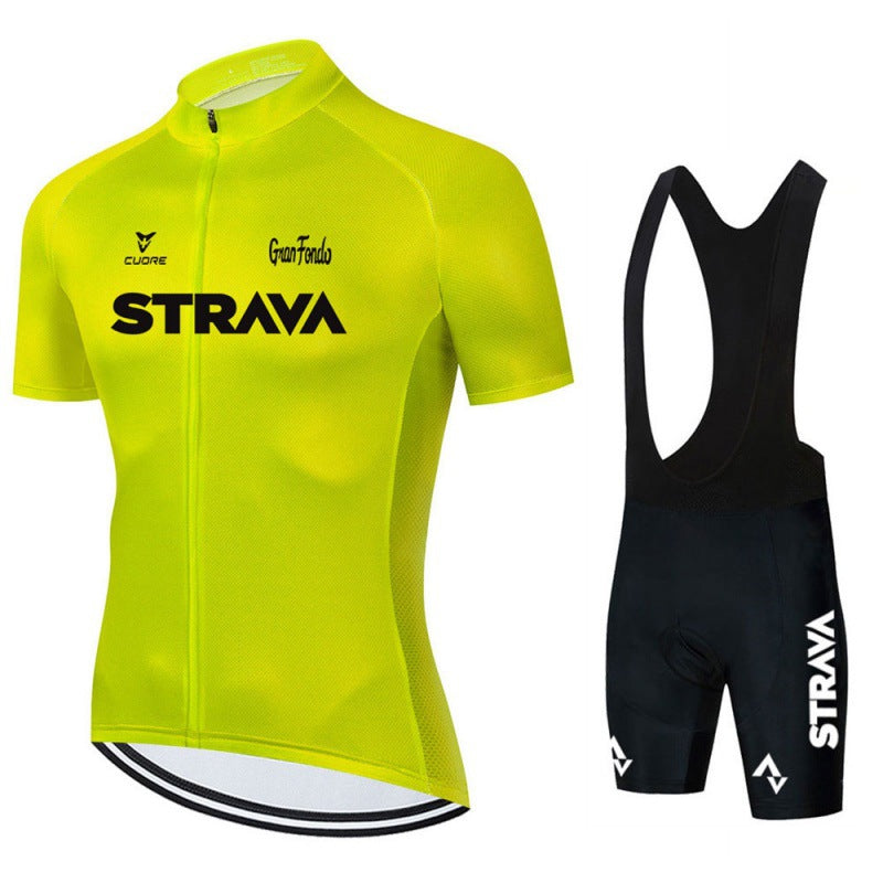 "Completo ciclismo uomo con maglia nera e pantaloncini con bretelle, design aerodinamico e traspirante, vista frontale."