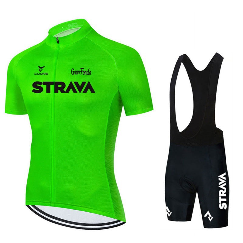 "Completo ciclismo uomo con maglia nera e pantaloncini con bretelle, design aerodinamico e traspirante, vista frontale."