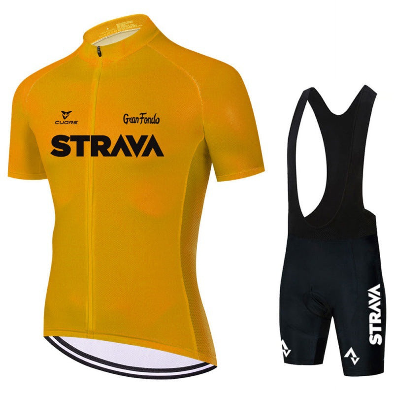 "Completo ciclismo uomo con maglia nera e pantaloncini con bretelle, design aerodinamico e traspirante, vista frontale."