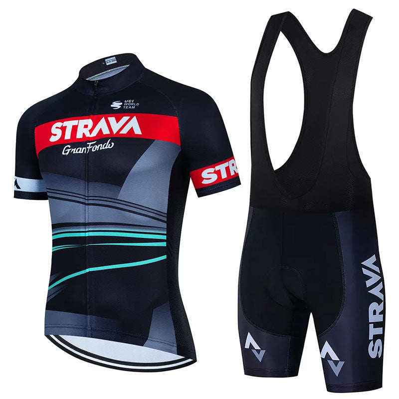"Completo ciclismo uomo con maglia nera e pantaloncini con bretelle, design aerodinamico e traspirante, vista frontale."