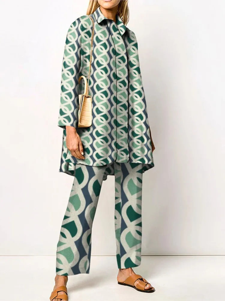 "Completo donna elegante a due pezzi con stampa vintage, tessuto morbido e taglio ampio, perfetto per stile sofisticato."