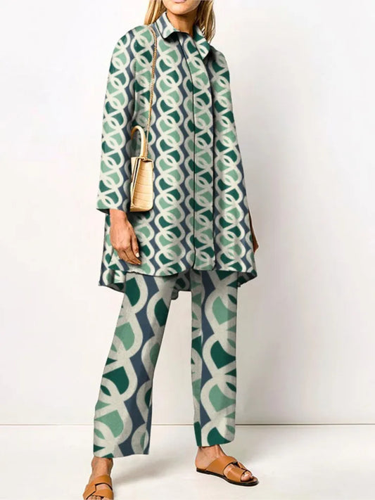 "Completo donna elegante a due pezzi con stampa vintage, tessuto morbido e taglio ampio, perfetto per stile sofisticato."