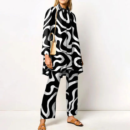"Completo donna elegante a due pezzi con stampa vintage, tessuto morbido e taglio ampio, perfetto per stile sofisticato."