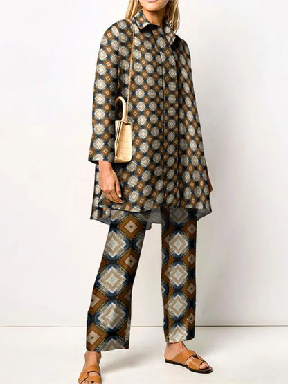 "Completo donna elegante a due pezzi con stampa vintage, tessuto morbido e taglio ampio, perfetto per stile sofisticato."