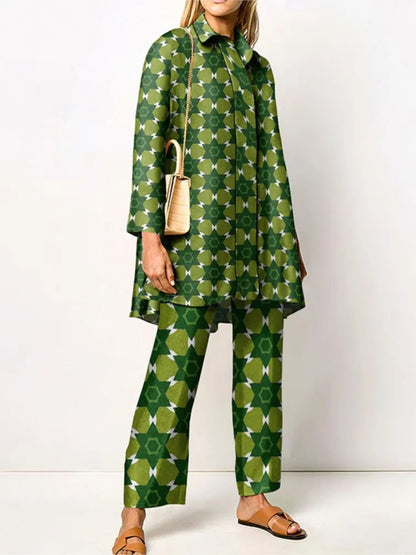 "Completo donna elegante a due pezzi con stampa vintage, tessuto morbido e taglio ampio, perfetto per stile sofisticato."