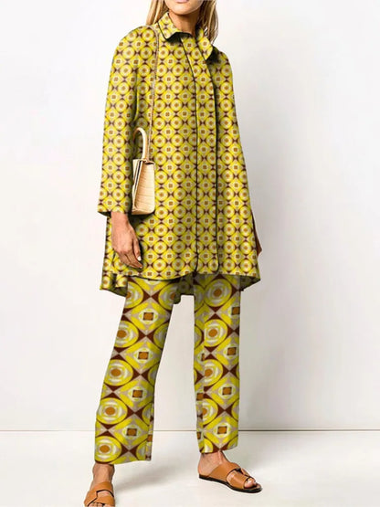 "Completo donna elegante a due pezzi con stampa vintage, tessuto morbido e taglio ampio, perfetto per stile sofisticato."