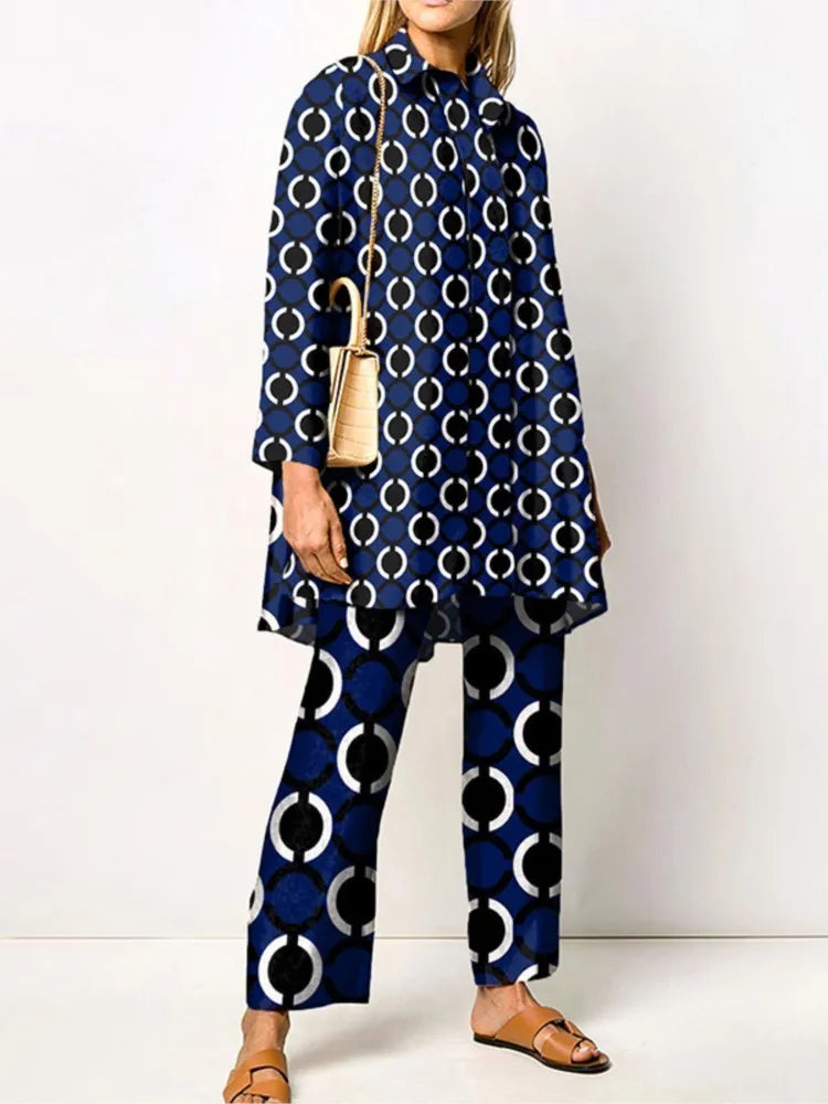 "Completo donna elegante a due pezzi con stampa vintage, tessuto morbido e taglio ampio, perfetto per stile sofisticato."