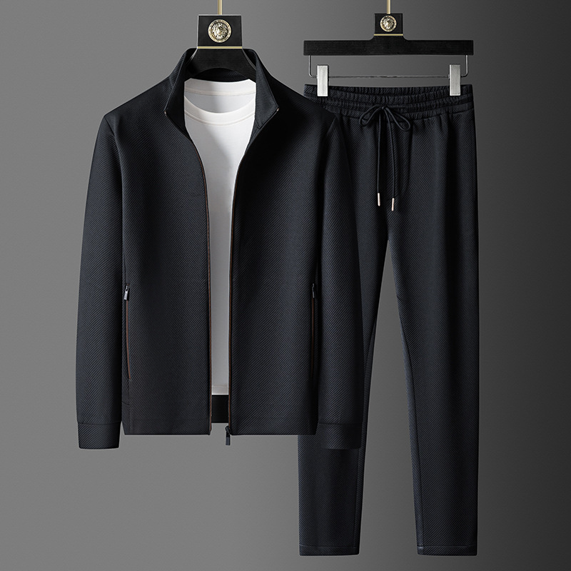 "Completo sportivo uomo: giacca a zip in tessuto leggero grigio, pantaloni con coulisse, ideale per palestra e outdoor."