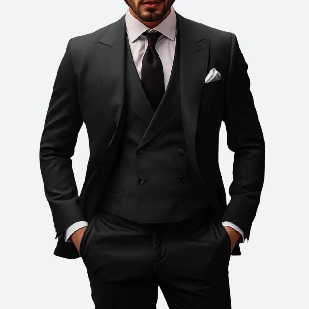 "Completo uomo 3 pezzi elegante in vari colori, giacca, gilet e pantaloni, vista frontale, stile classico e moderno."
