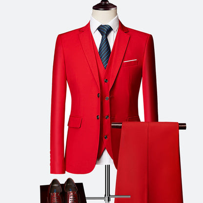 Completo uomo elegante 3 pezzi: giacca, gilet, pantaloni blu navy, nero o bordeaux per look formale sofisticato.