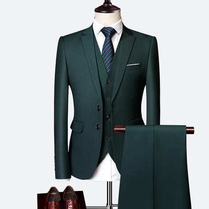 Completo uomo elegante 3 pezzi: giacca, gilet, pantaloni blu navy, nero o bordeaux per look formale sofisticato.