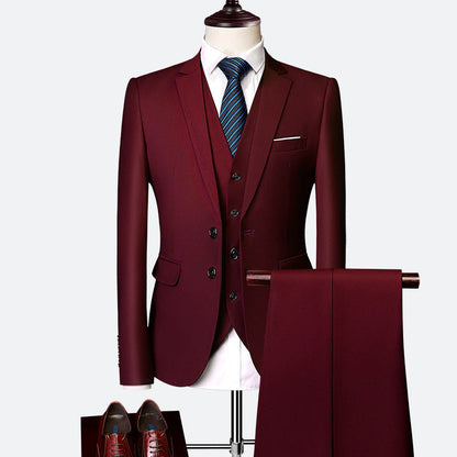 Completo uomo elegante 3 pezzi: giacca, gilet, pantaloni blu navy, nero o bordeaux per look formale sofisticato.