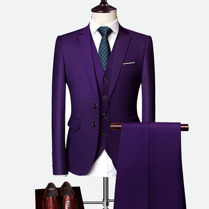 Completo uomo elegante 3 pezzi: giacca, gilet, pantaloni blu navy, nero o bordeaux per look formale sofisticato.