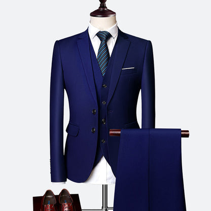 Completo uomo elegante 3 pezzi: giacca, gilet, pantaloni blu navy, nero o bordeaux per look formale sofisticato.