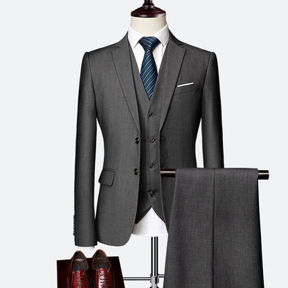 Completo uomo elegante 3 pezzi: giacca, gilet, pantaloni blu navy, nero o bordeaux per look formale sofisticato.