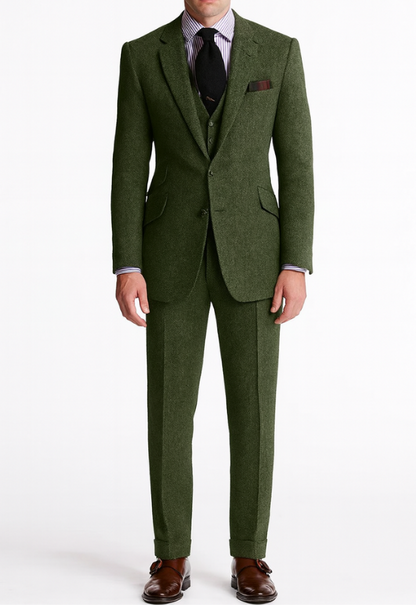"Completo uomo elegante tre pezzi in tweed marrone tabacco, giacca monopetto, gilet abbottonato e pantaloni affusolati."