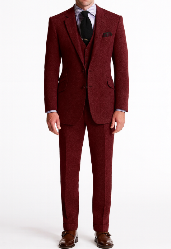 "Completo uomo elegante tre pezzi in tweed marrone tabacco, giacca monopetto, gilet abbottonato e pantaloni affusolati."