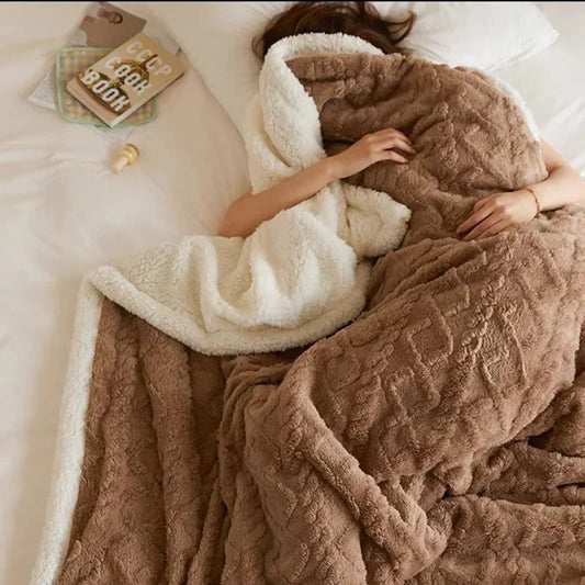 "Coperta in lana d'agnello beige, lussuosa e calda, su letto elegante, perfetta per serate invernali, 100x150 cm."