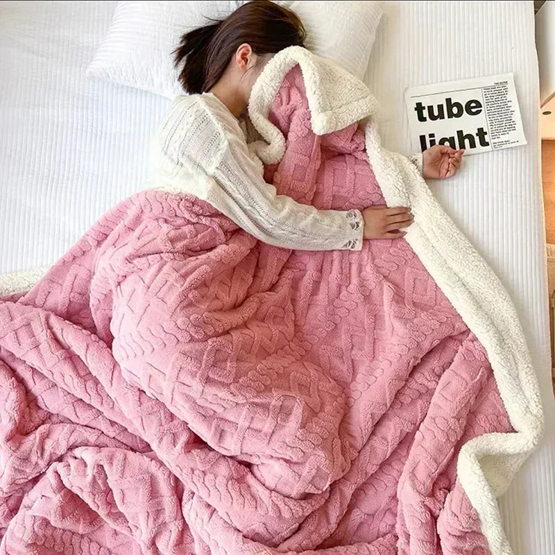 "Coperta in lana d'agnello beige, lussuosa e calda, su letto elegante, perfetta per serate invernali, 100x150 cm."