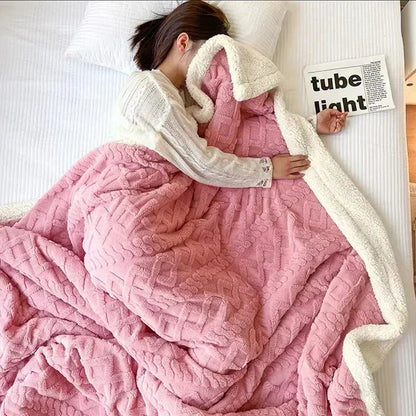 "Coperta in lana d'agnello beige, lussuosa e calda, su letto elegante, perfetta per serate invernali, 100x150 cm."