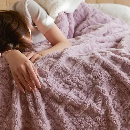 "Coperta in lana d'agnello beige, lussuosa e calda, su letto elegante, perfetta per serate invernali, 100x150 cm."