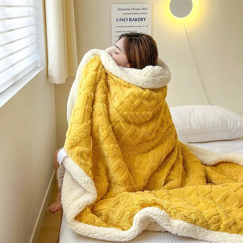 "Coperta in lana d'agnello beige, lussuosa e calda, su letto elegante, perfetta per serate invernali, 100x150 cm."