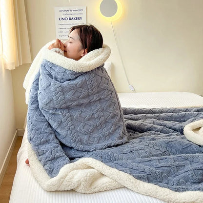 "Coperta in lana d'agnello beige, lussuosa e calda, su letto elegante, perfetta per serate invernali, 100x150 cm."