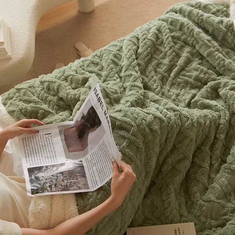"Coperta in lana d'agnello beige, lussuosa e calda, su letto elegante, perfetta per serate invernali, 100x150 cm."