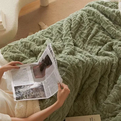 "Coperta in lana d'agnello beige, lussuosa e calda, su letto elegante, perfetta per serate invernali, 100x150 cm."
