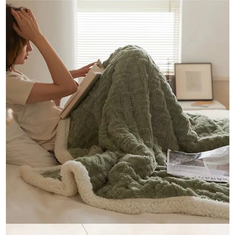 "Coperta in lana d'agnello beige, lussuosa e calda, su letto elegante, perfetta per serate invernali, 100x150 cm."