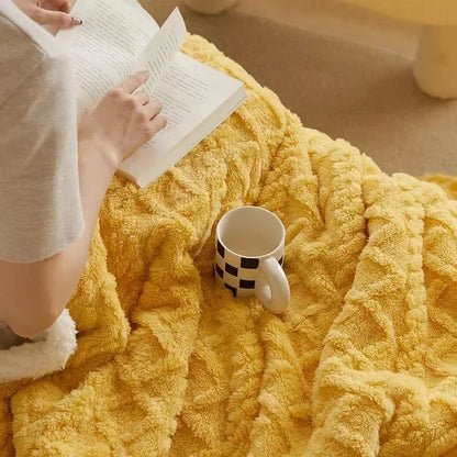 "Coperta in lana d'agnello beige, lussuosa e calda, su letto elegante, perfetta per serate invernali, 100x150 cm."
