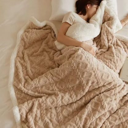 "Coperta in lana d'agnello beige, lussuosa e calda, su letto elegante, perfetta per serate invernali, 100x150 cm."