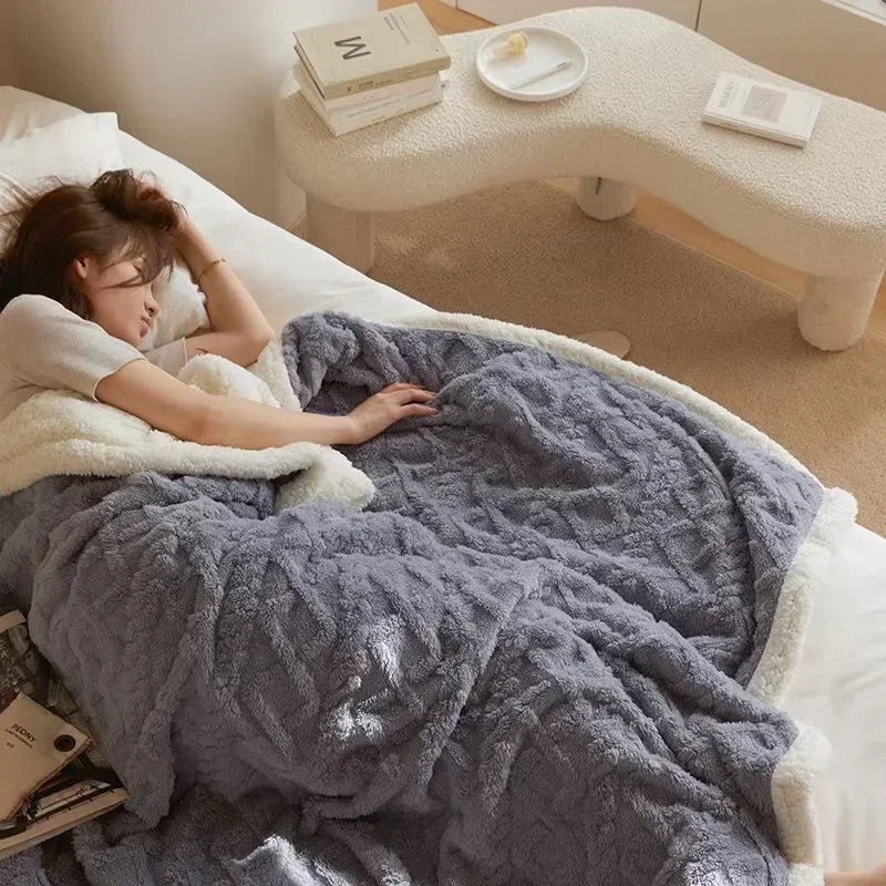 "Coperta in lana d'agnello beige, lussuosa e calda, su letto elegante, perfetta per serate invernali, 100x150 cm."