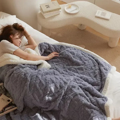 "Coperta in lana d'agnello beige, lussuosa e calda, su letto elegante, perfetta per serate invernali, 100x150 cm."