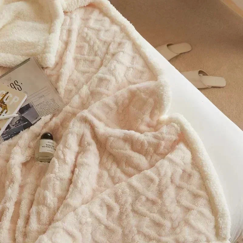 "Coperta in lana d'agnello beige, lussuosa e calda, su letto elegante, perfetta per serate invernali, 100x150 cm."