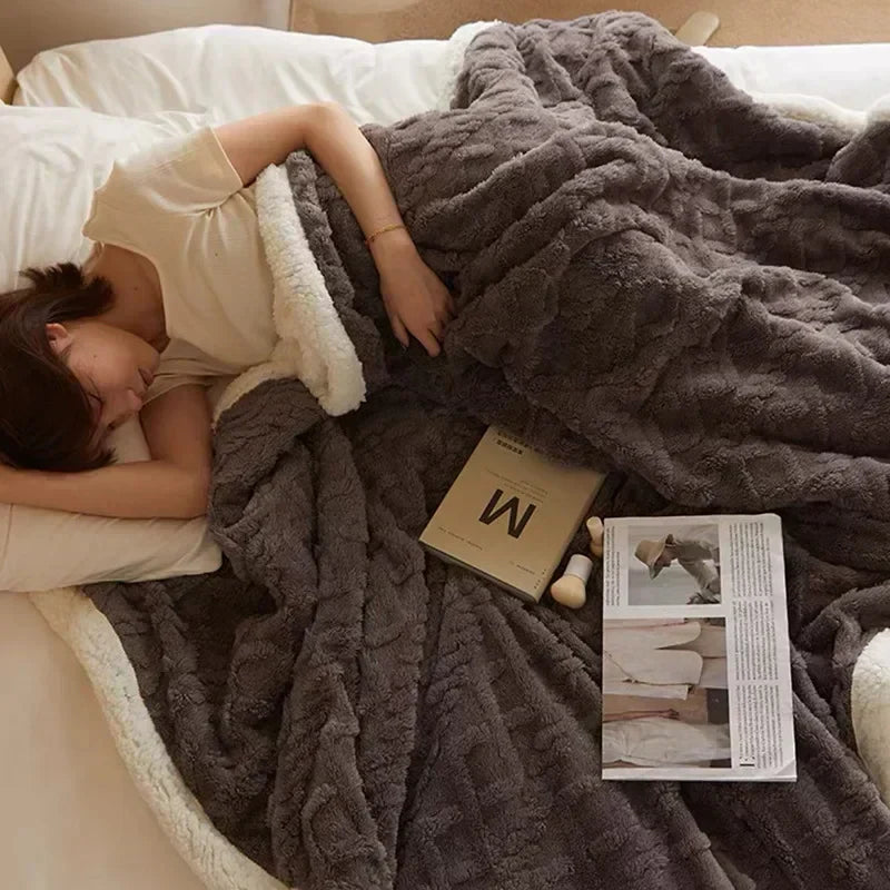 "Coperta in lana d'agnello beige, lussuosa e calda, su letto elegante, perfetta per serate invernali, 100x150 cm."